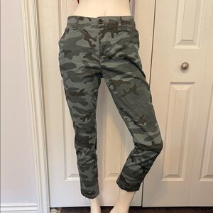 GAP Green Camouflage Girlfriend Chino Pants. Create a bundle and save!